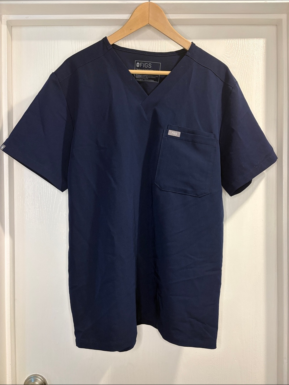 FIGS Men’s Leon V-Neck Medical Scrub Top in Navy. Size L